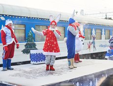 На перроне для детей провели весёлую программу с танцами и играми.