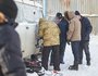 Они отогревают, «упаковывают» машины, обклеивают пленкой.