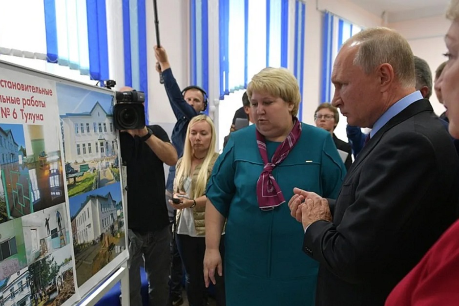 Владимир Путин интересовался результатом восстановительных работ в школе. Фото с сайта ogirk.ru. Автор неизвестен