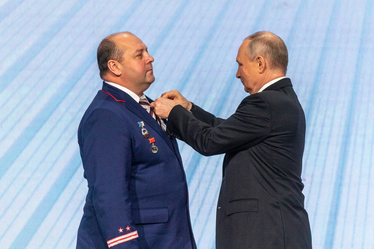 Президент Владимир Путин вручил награду Дмитрию Симоненко в феврале 2023 года на IV Железнодорожном Съезде