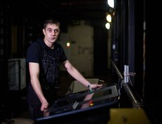 Дмитрий Хороших, машинист сцены Иркутского музыкального театра им. Н.М. Загурского, продемонстрировал новое оборудование журналистам.
