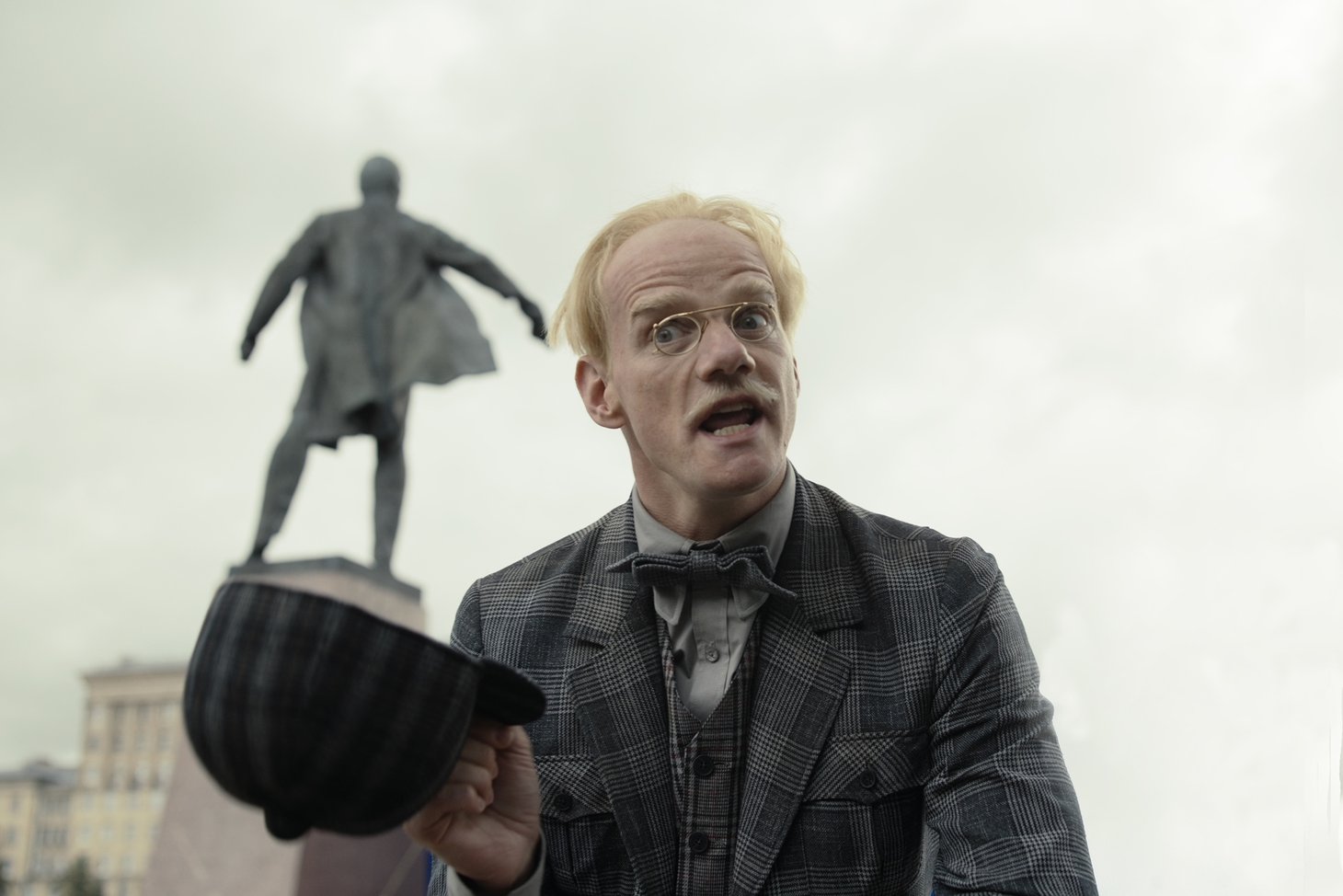 Коровьев Юрия Колокольникова — это громкий придворный шут. Фото с сайта filmatmosphere.com Коровьев Юрия Колокольникова — это громкий придворный шут. Фото с сайта filmatmosphere.com