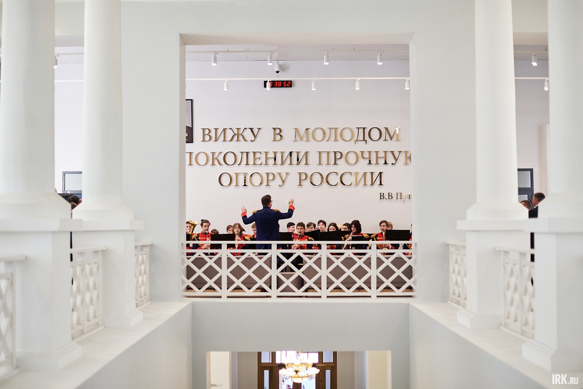 Перед посланием губернатора в холле второго этажа играл духовой оркестр.