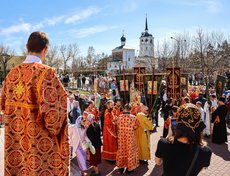 После службы священнослужители с прихожанами прошли крестным ходом до бульвара Гагарина.