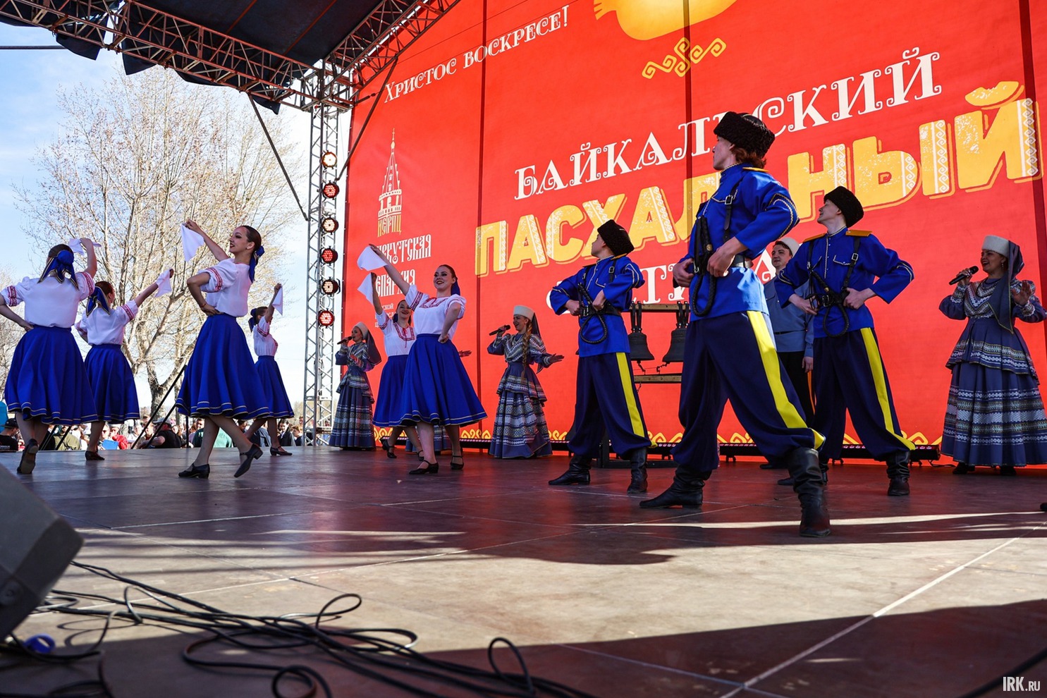На сцене, установленной на площади рядом с памятником Александру Третьему, состоялся праздничный концерт в честь открытия Первого Байкальского пасхального фестиваля.