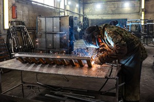 В одном цехе варят рамы
