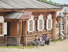 Неподалёку от церкви располагается усадьба купца Воинова с торговой лавкой — одна из центральных экспозиций Трактовой зоны.