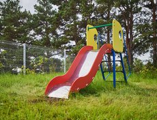 При возведении детского сада строители максимально старались сохранить окружающие его деревья.