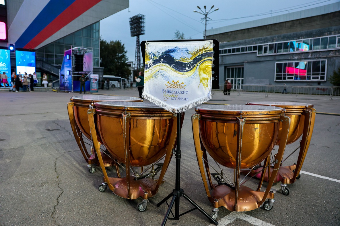Вечером 11 сентября у дворца спорта «Труд» состоялось торжественное открытие фестиваля «Байкальские духовые Ассамблеи». Фото: Кирилл Шипицин