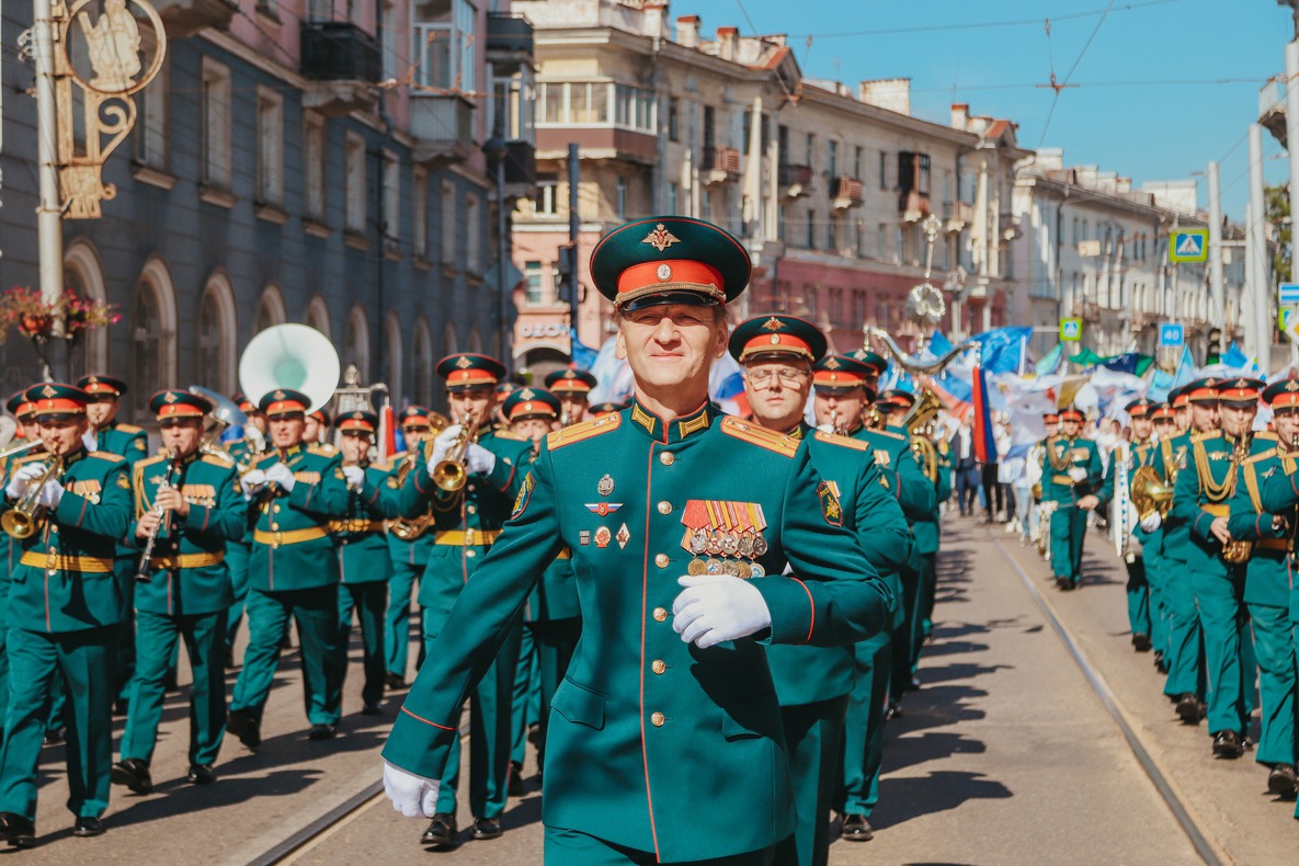 Участники фестиваля «Байкальские духовые Ассамблеи» возглавили в Иркутске колонну на Параде студентов. Фото: Полина Зубцова