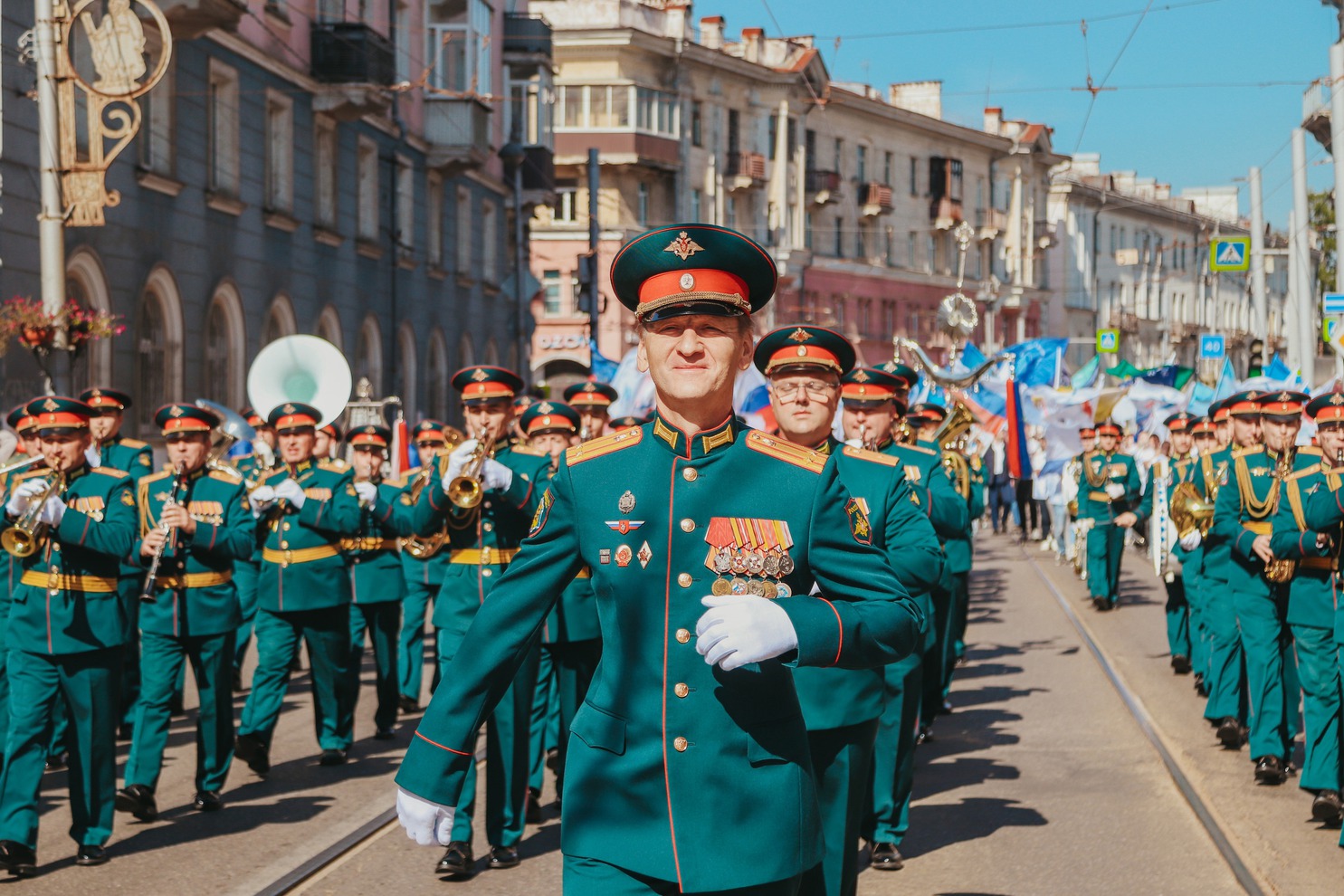 Участники фестиваля «Байкальские духовые Ассамблеи» возглавили в Иркутске колонну на Параде студентов. Фото: Полина Зубцова