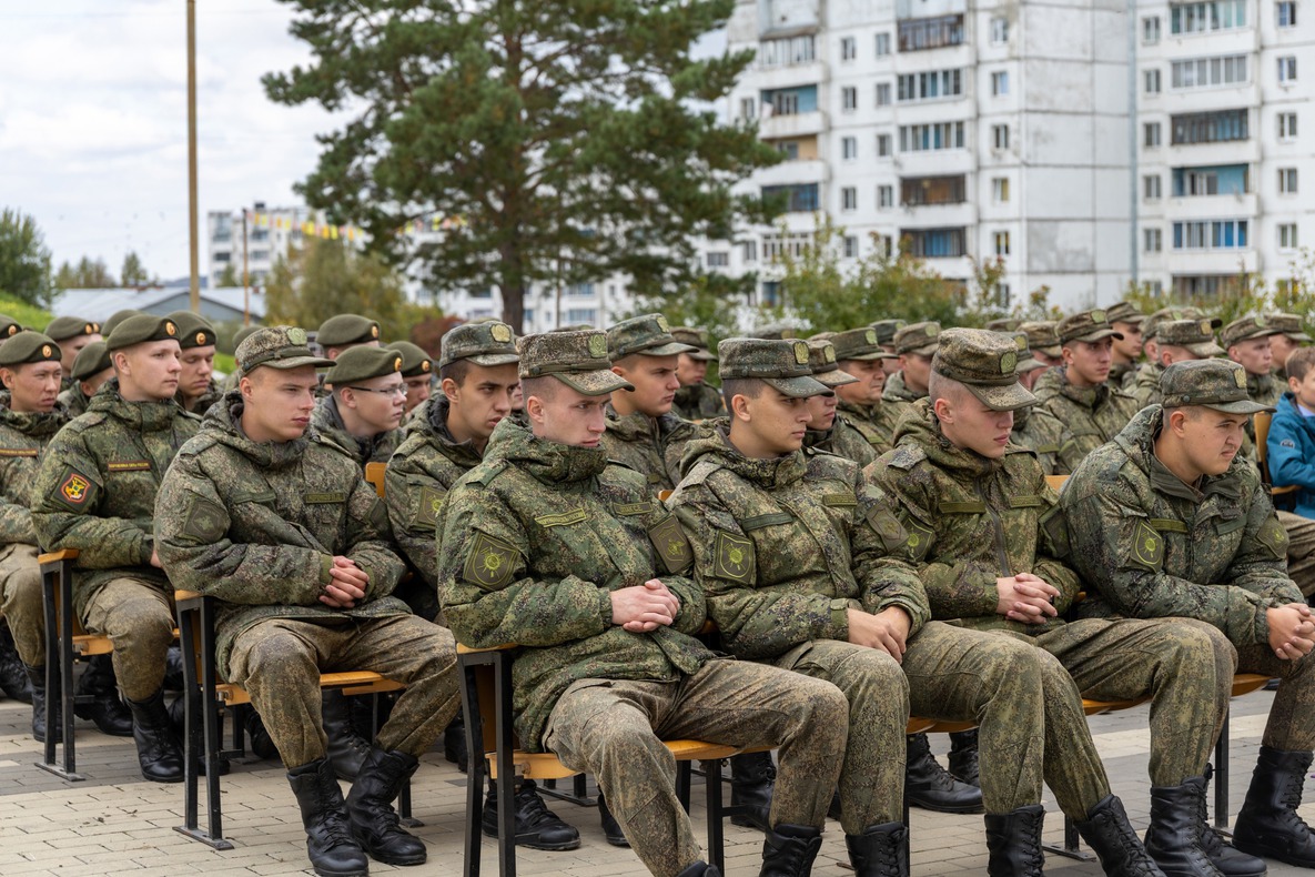 12 сентября сводный военный оркестр Читинского гарнизона Восточного военного округа выступил для иркутских коллег-военнослужащих в микрорайоне Зелёный. Фото: Марина Кондакова