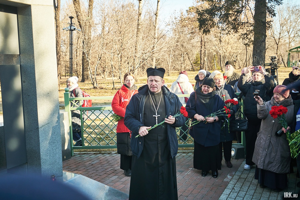 Собравшиеся возложили цветы к памятным знакам иудейской, мусульманской, католической, лютеранской конфессий, а также к православной часовне.