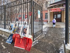 Перед распределением противогололедных материалов специалисты лопатами и метлами убрали рыхлый снег