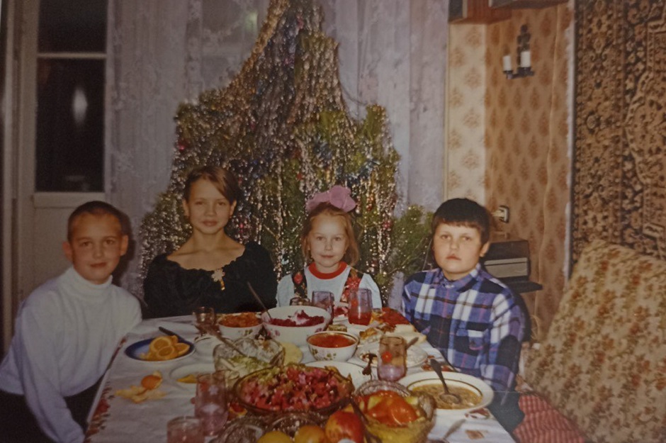 В Татарстане новогодние традиции такие же, как по всей России. На фото Альбина с братом и друзьями за новогодним столом в детстве