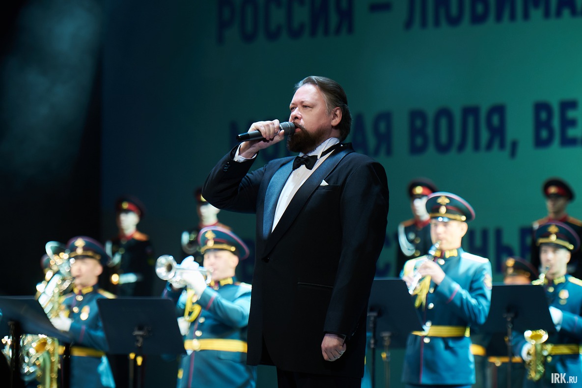 Гимн Российской Федерации исполнил солист Иркутского музыкального театра им. Н.М Загурского Александр Айдаров.