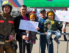 Зрители поддерживали пожарных криками и аплодисментами.