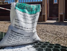Для обустройства парковки отлично подойдет мраморная крошка бренда «Базис» от производителя материалов для благоустройства и ландшафтного дизайна компании «Водолов».