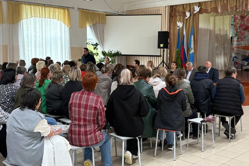 Встреча министра образования Приангарья с жителями Байкальска. Фото из телеграм-канала Максима Парфенова Встреча министра образования Приангарья с жителями Байкальска. Фото из телеграм-канала Максима Парфенова