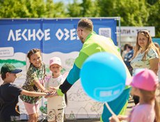 Одна из развлекательных площадок была посвящена книжке-раскраске IRK.ru «Лесное озеро. Сказка о бабрах Сибирских».