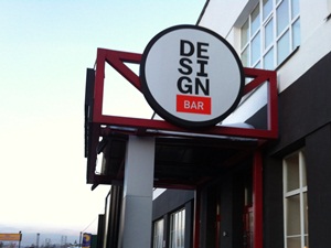 В октябре прошлого года в Иркутске появилось необычное заведение — DesignBar, отзывы о нем самые разнообразные, равнодушных нет. Лиза Сиропова решила наведаться в бар и выяснить, чем же он примечателен.