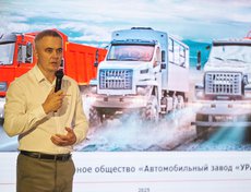Выступает директор по сервису и автокомпонентам автозавода УРАЛ Хайбулин А. Р.