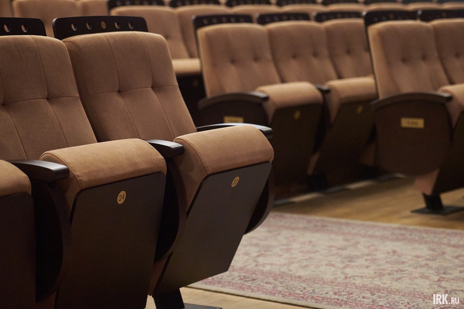 Анатомическая форма сидений позволит зрителям чувствовать себя удобно даже на длительных показах.