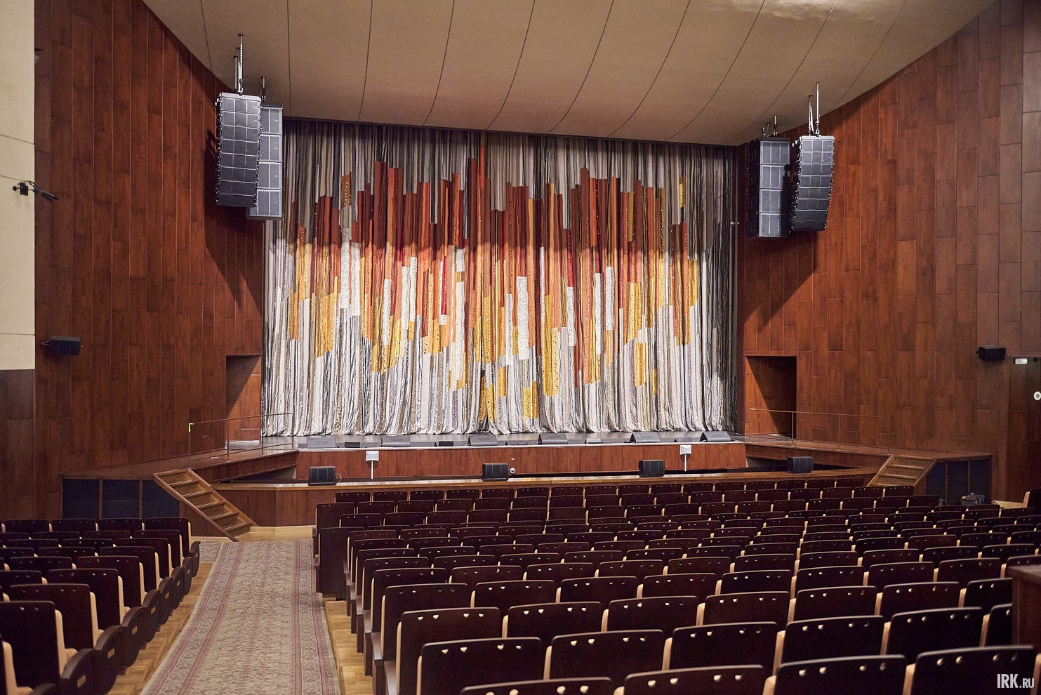 Теперь кресла гармонируют по цвету с занавесом, который, кстати, тоже обновили недавно — в сентябре 2024 года.