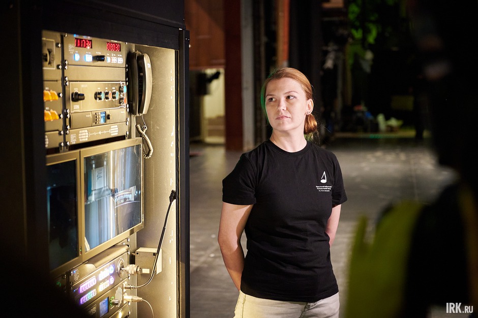 Для более удобной организации спектаклей и концертов за кулисами установили новый пульт помощника режиссера.