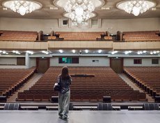 В зрительном зале установлено 878 новых кресел.