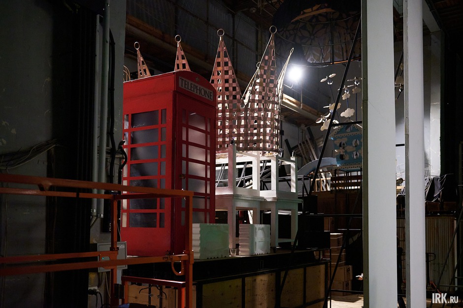 Помимо этого, в театре смонтирована новая система оповещения и управления эвакуацией (на фото декорации спектакля).