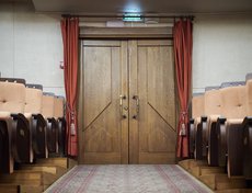 В зрительном зале провели косметический ремонт дубового паркета, а на балконе покрытие пола заменили полностью.