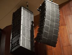 Театр оборудовали новой акустической системой, состоящей из современных и профессиональных линейных массивов, звукоусилителей, сабвуферов, мониторов.