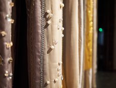 Искрящийся эффект занавеса создают акриловые камни и стразы Swarovski.