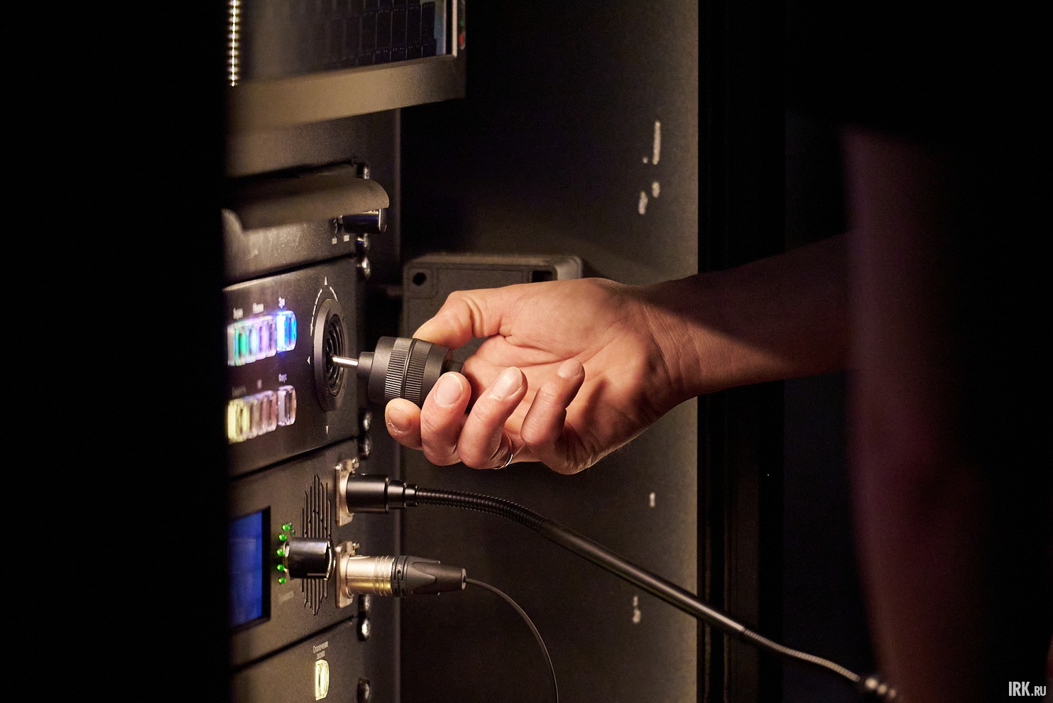 Пульт помощника режиссера необходим для управления всем, что происходит на сцене.