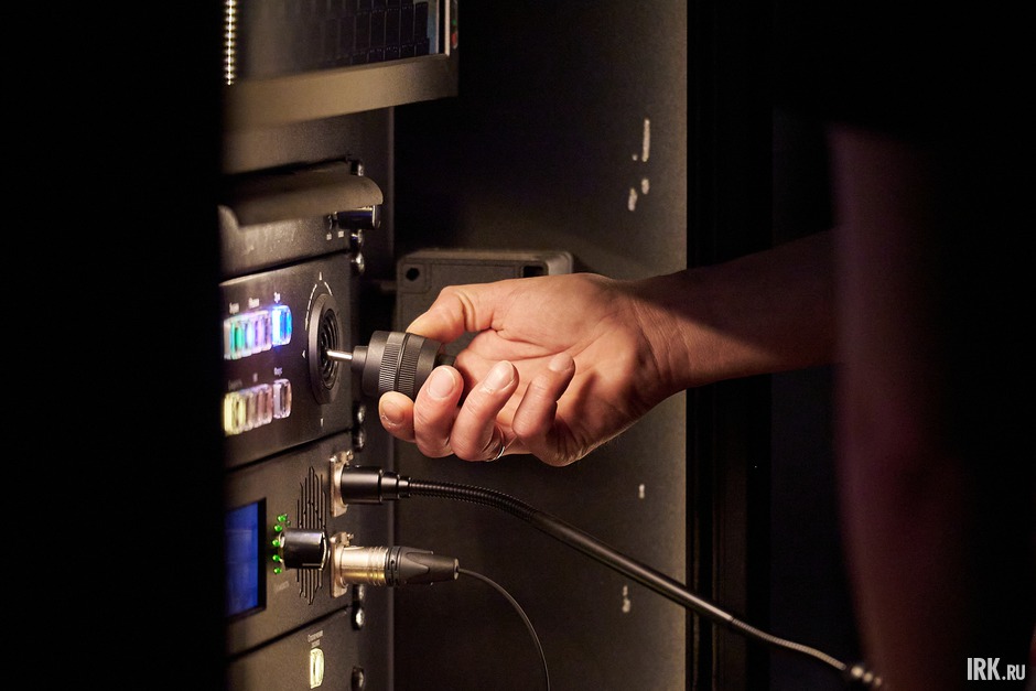 Пульт помощника режиссера необходим для управления всем, что происходит на сцене.