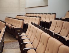 Обивка кресел из огнестойкой шумопоглощающей ткани обладает высокой износостойкостью.