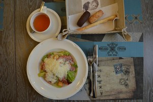 Блюда. Фото с сайта https://strogovhotel.ru/cafe/