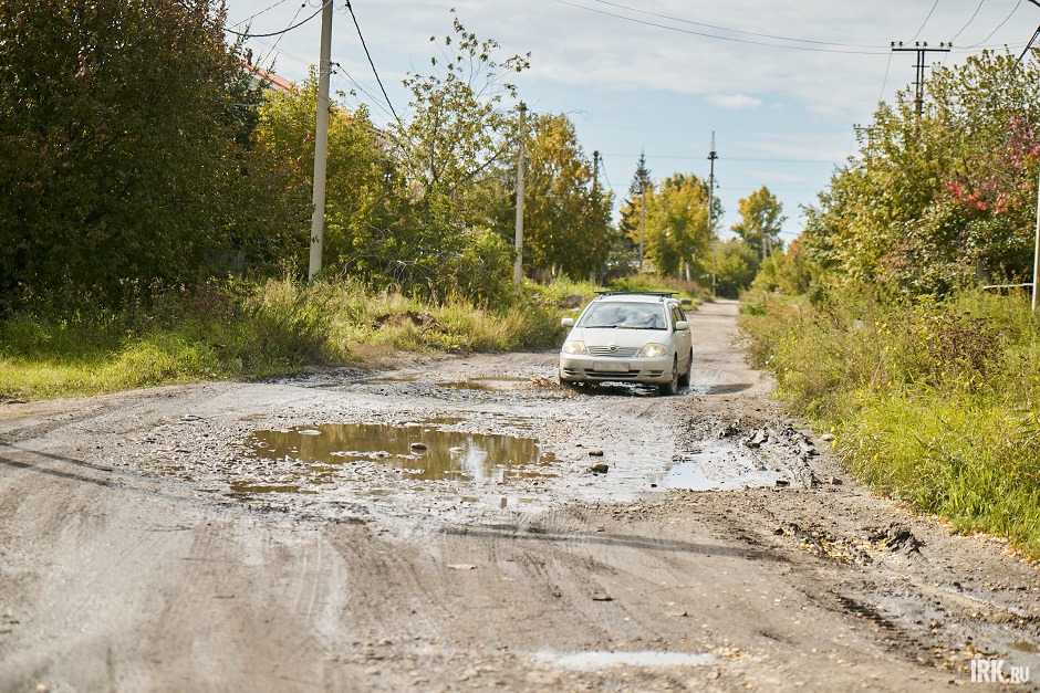 При этом большая часть улиц все еще в удручающем состоянии