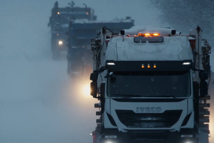 Большегрузы на зимней трассе. Кадр из фильма «Зимник» Юрия Дорохина