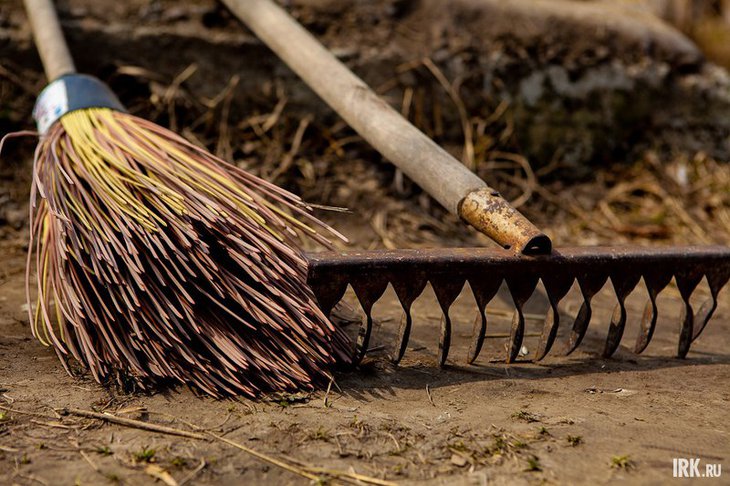 Метла и грабли. Фото IRK.ru
