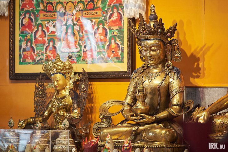 Алтарь в Усть-Ордынском дацане. Фото Маргариты Романовой, IRK.ru