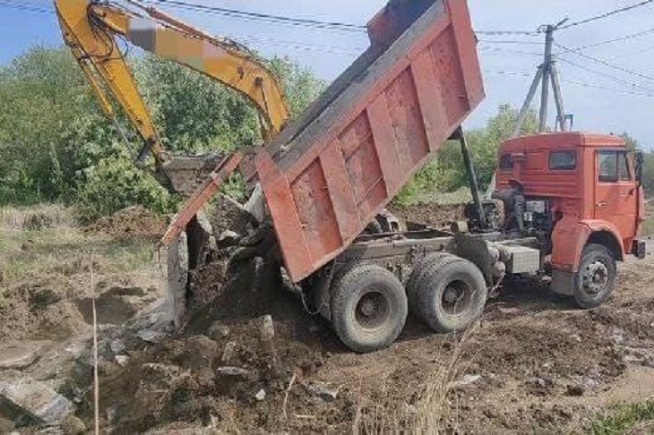 Выгрузка мусора. Фото пресс-службы прокуратуры Иркутской области