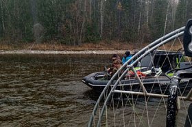 Спасатели на лодке. Фото пресс-службы ПСС ИО