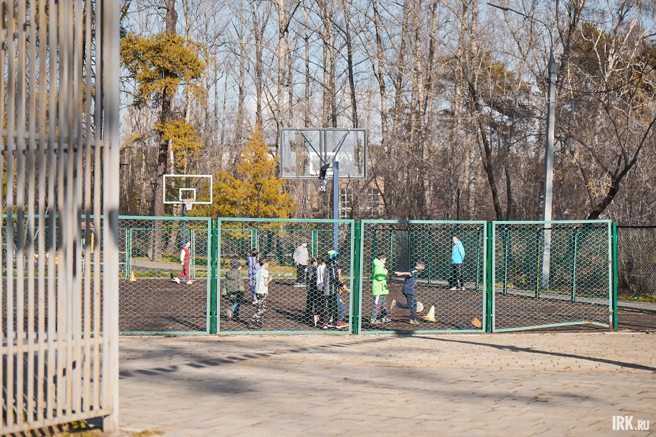 Школьники на площадке Школьники на площадке