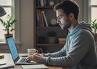 Мужчина за ноутбуком. Изображение сгенерировано с помощью нейросети Gemini