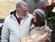 Директор охлопковского театра Анатолий Стрельцов и автор памятника Анна Кочегина.