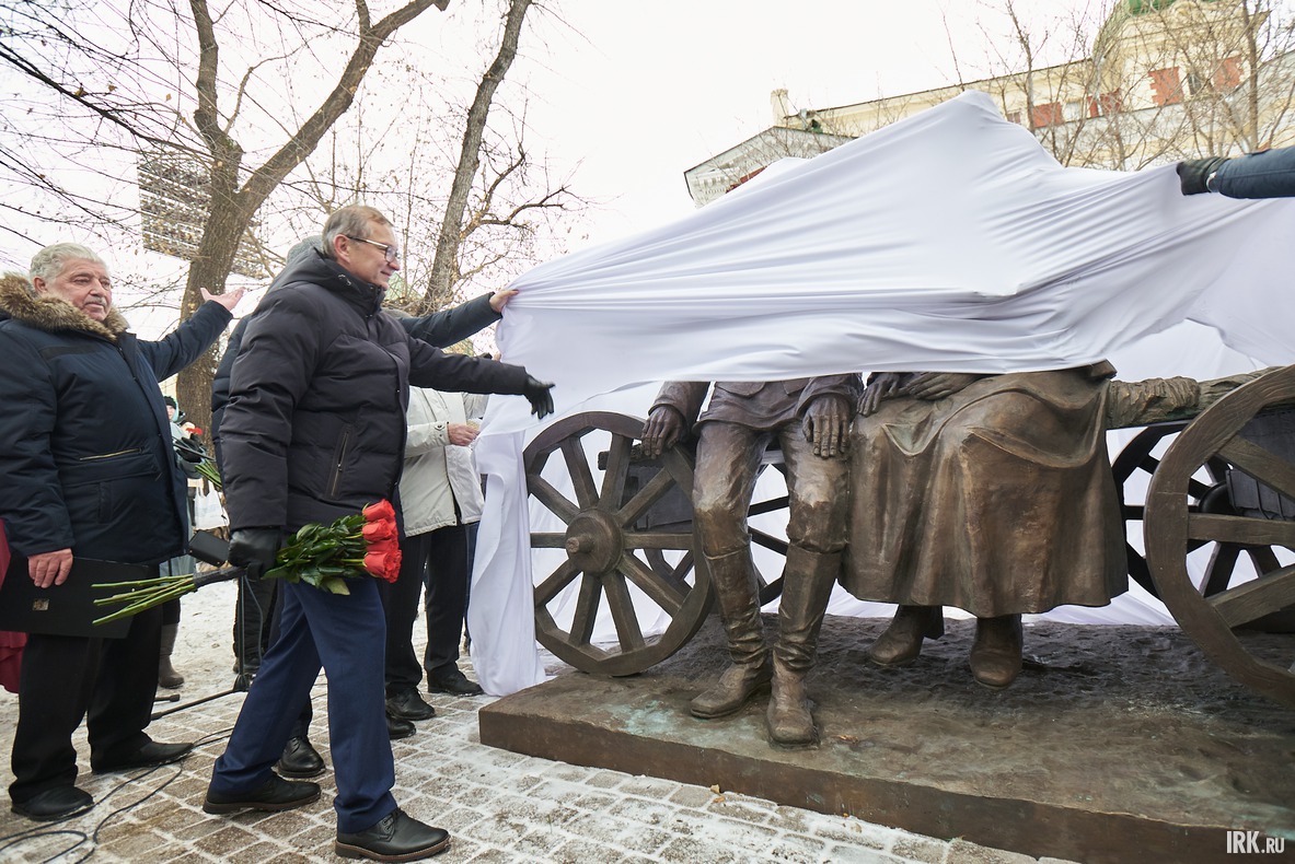 15 ноября  в Иркутске открыли памятник Виталию Венгеру и Наталии Королёвой. Его разместили вблизи камерной сцены Иркутского академического драматического театра им. Н.П. Охлопкова.
