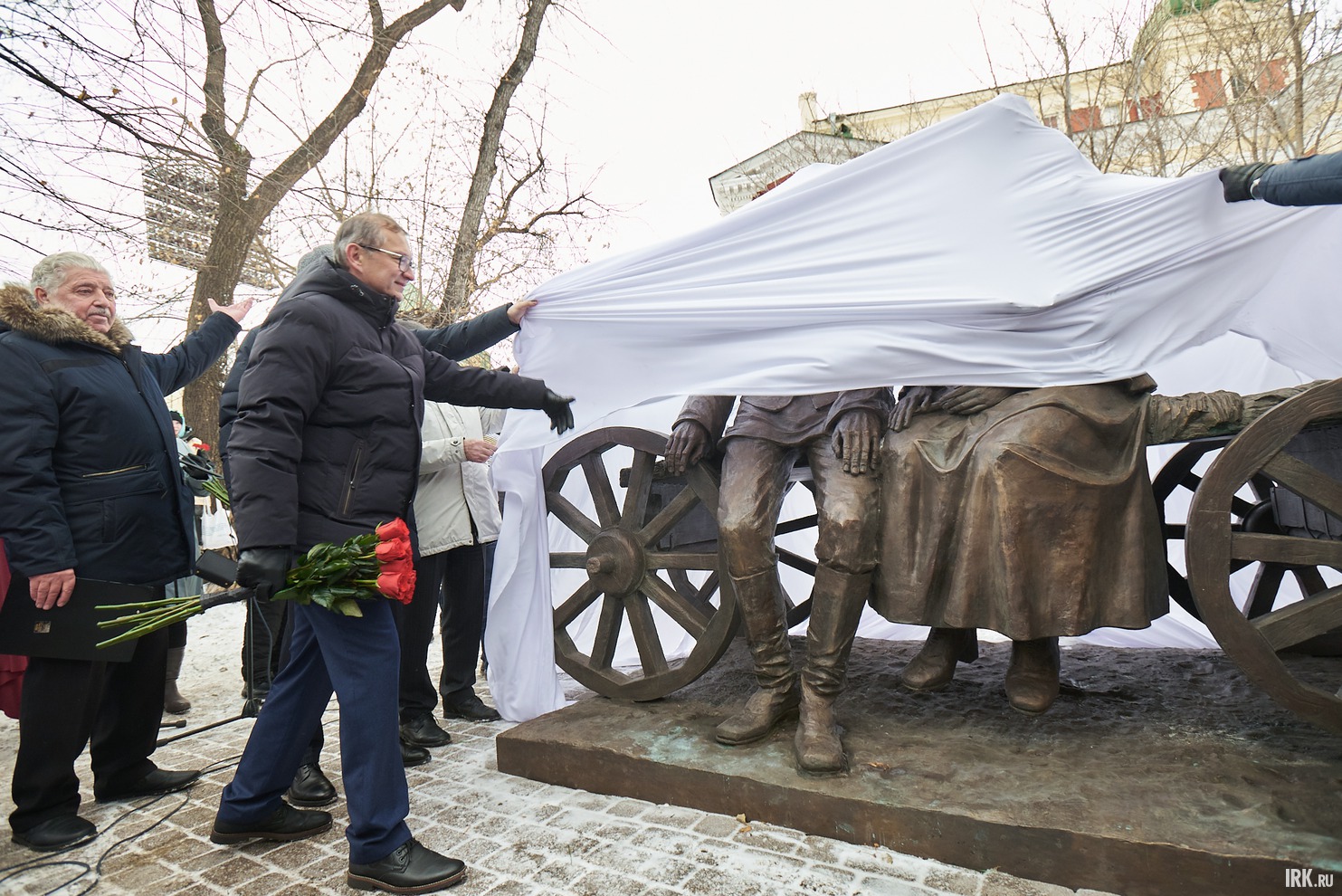 15 ноября  в Иркутске открыли памятник Виталию Венгеру и Наталии Королёвой. Его разместили вблизи камерной сцены Иркутского академического драматического театра им. Н.П. Охлопкова.