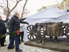 15 ноября  в Иркутске открыли памятник Виталию Венгеру и Наталии Королёвой. Его разместили вблизи камерной сцены Иркутского академического драматического театра им. Н.П. Охлопкова.